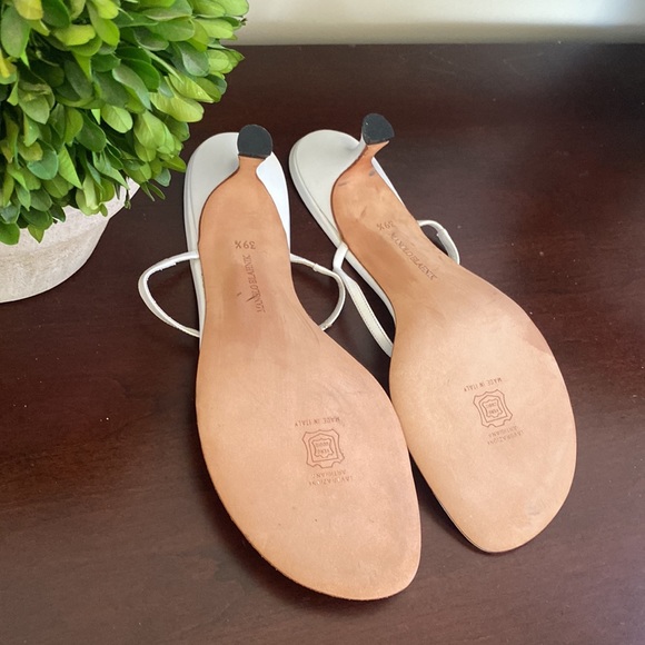 MANOLO BLAHNIK THONG SANDALS 2 INCH KITTEN HEEL EMBELLISHED WITH CORAL BEADS - Picture 13 of 17